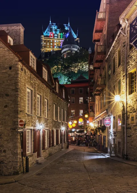 Rue du Petit-Champlain pavée et illuminée