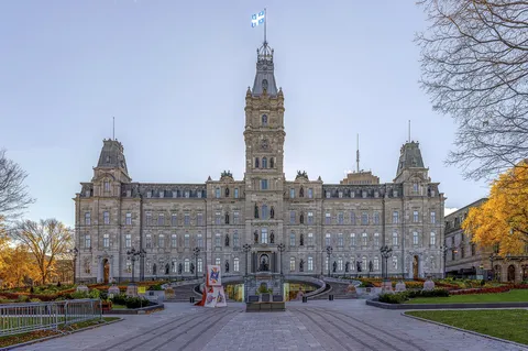 Façade majestueuse de l'Hôtel du Parlement du Québec