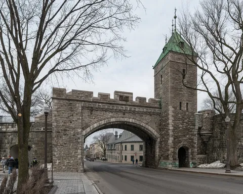 Porte Saint-Louis et murailles fortifiées historiques