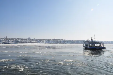 Traversier Québec-Lévis naviguant sur le fleuve Saint-Laurent