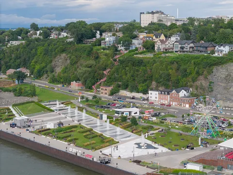Quai Paquet à Lévis avec jets de fontaines et vue sur Québec