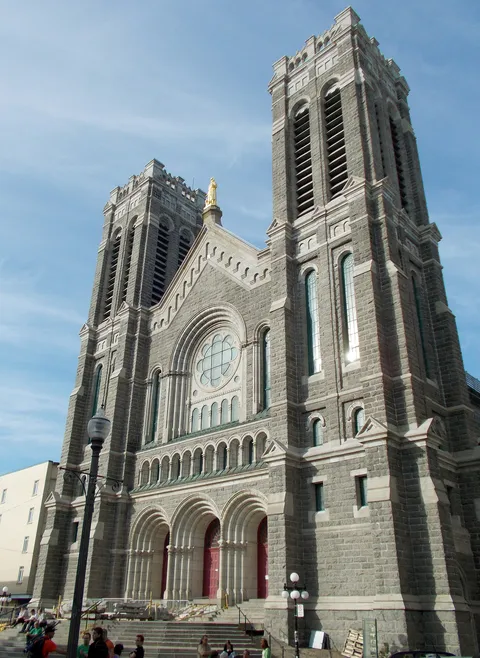 Quartier moderne et branché de Saint-Roch et son église emblématique